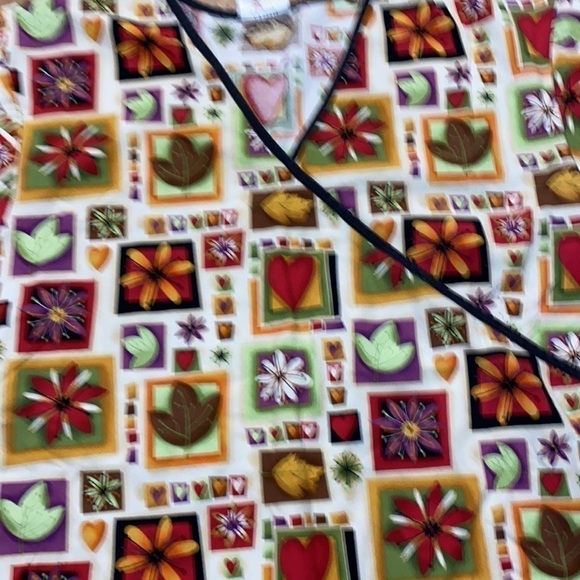 O2 Scrubs Fall Autumn Leaves Women's Scrub  Top Tie up Back (Size Medium) - Picture 8 of 8